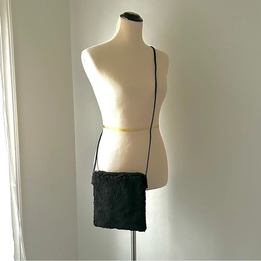 🌸NWT Cute Cozy Small Black Sherpa Crossbody - Picture 3 of 4